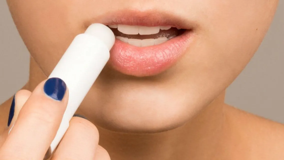 9 Cara Memerahkan Bibir Hitam yang Kadung Permanen. Biarpun Nggak Instan, yang Penting Telaten 26