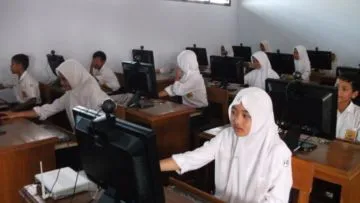 4 Kelakuan Anak Sekolah Ketika Pelajaran Komputer Tiba. Salah Satu Mata Pelajaran Favorit Bukan?