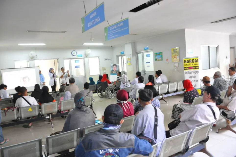 5 Tipikal Orang Antre di Layanan Kesehatan. Perhatikan deh, Pasti Ada Aja yang Modelnya Begini~ 8
