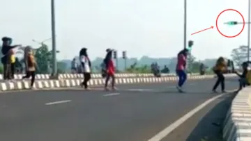 Lagi, 7 Ibu-Ibu Kedapatan Bikin Konten TikTok di Tengah Jalan Tol Pekalongan. Kebelet Viral, Bu?