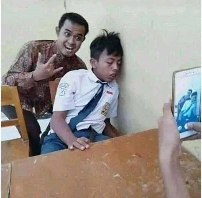 11 Potret Kocak Murid Tertangkap Basah Sedang Tidur di Kelas. Kesabaran Guru Bisa Dilihat dari Sini 11