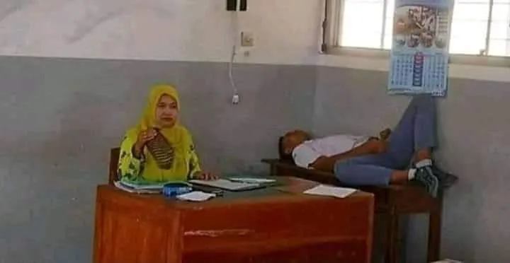 11 Potret Kocak Murid Tertangkap Basah Sedang Tidur di Kelas. Kesabaran Guru Bisa Dilihat dari Sini 10