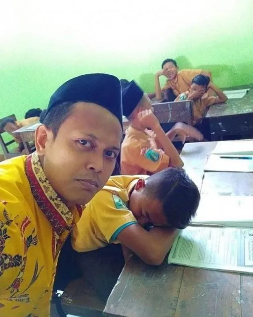 11 Potret Kocak Murid Tertangkap Basah Sedang Tidur di Kelas. Kesabaran Guru Bisa Dilihat dari Sini 12