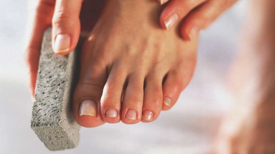 Cara Menghilangkan Bau Kaki Paling Mudah & Aman 11 cara menghilangkan bau kaki