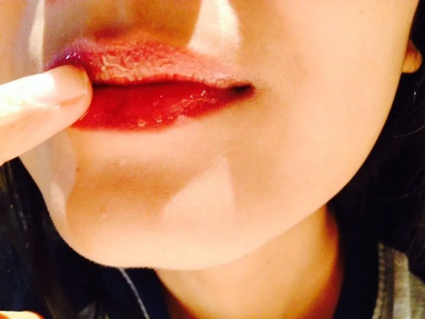 9 Cara Memerahkan Bibir Hitam yang Kadung Permanen. Biarpun Nggak Instan, yang Penting Telaten 19