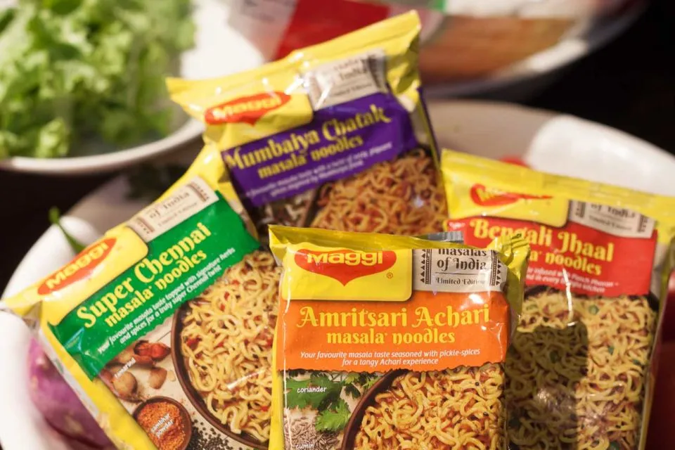 5 Kebiasaan Unik Makan Mi Instan di Berbagai Negara. Mereka Campur Mi Pakai Nasi juga Nggak sih? 10
