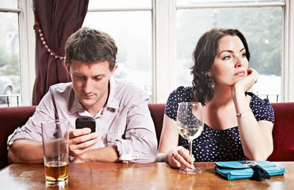 Hati-Hati! Ini Bahaya Phubbing Alias Terlalu Fokus Sama Gadget Terhadap Hubunganmu dengan Pasangan 7