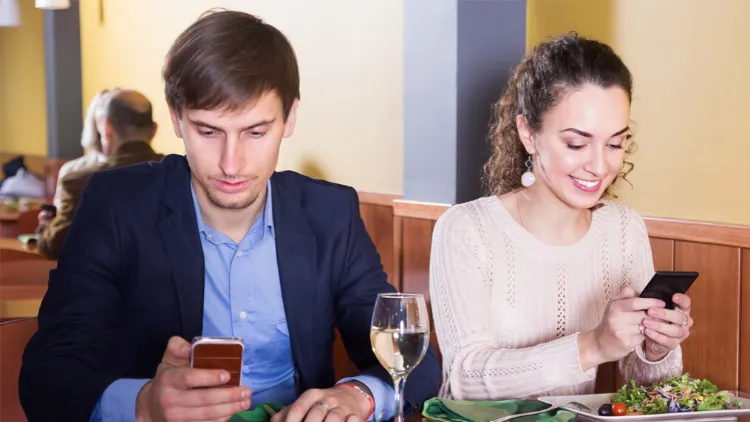 Hati-Hati! Ini Bahaya Phubbing Alias Terlalu Fokus Sama Gadget Terhadap Hubunganmu dengan Pasangan 8