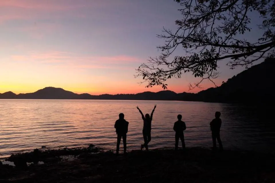Nikmati 10 Spot Berburu Sunset Paling Cantik di Flores. Panoramanya Begitu Indah dan Bikin Males Pulang 20