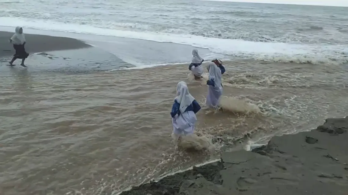 Kisah Miris Siswa di Pulau Seram, Harus Jalan Kaki 3 Kilometer dan Seberangi Sungai Deras ke Sekolah 4