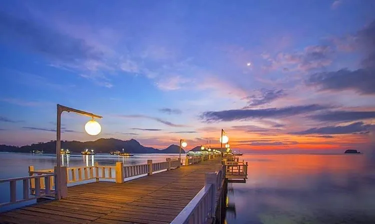 Nikmati 10 Spot Berburu Sunset Paling Cantik di Flores. Panoramanya Begitu Indah dan Bikin Males Pulang 15