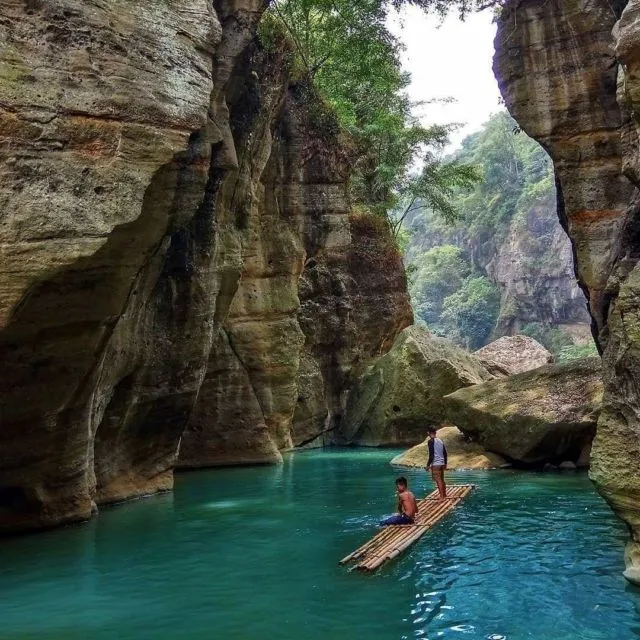Sungai Cikahuripan, Surga Tersembunyi yang Cantik di Bandung Barat. Nggak Kalah sama Green Canyon! 6