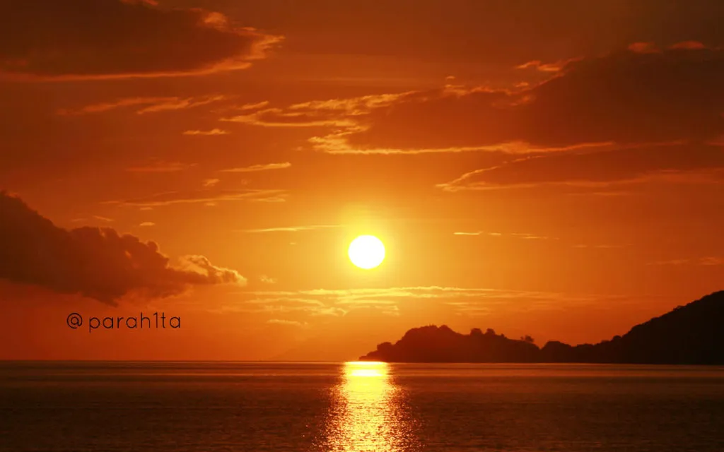 Nikmati 10 Spot Berburu Sunset Paling Cantik di Flores. Panoramanya Begitu Indah dan Bikin Males Pulang 18