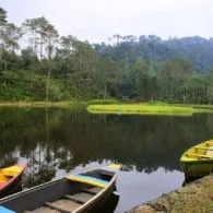 Yuk, Coba Sensasi Dayung Perahu Sendiri di Telaga Kumpe, Destinasi Wisata Danau di Banyumas