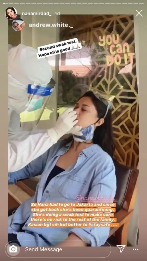 Lindungi Keluarga, Nana Mirdad Ungkap Kesedihan saat Isolasi Mandiri. Komunikasi Lewat Pintu Kaca 2