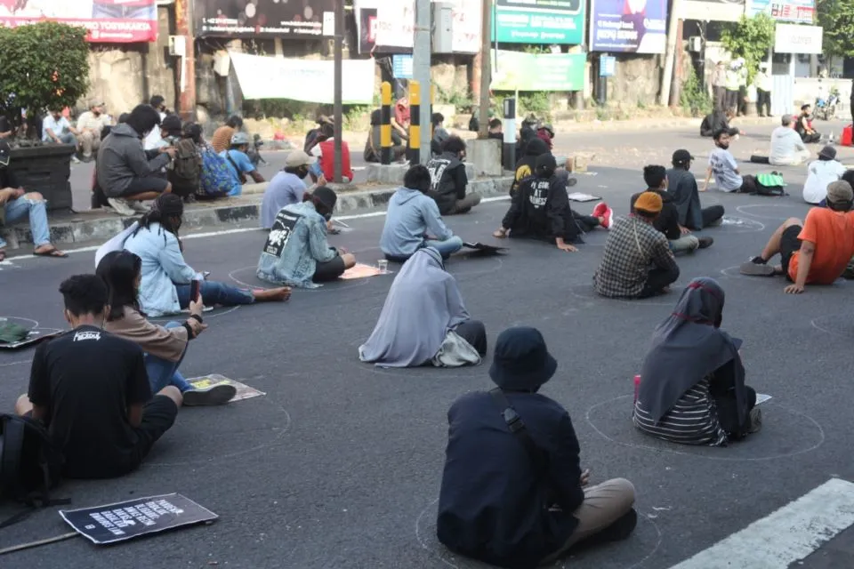 Gejayan Memanggil Kembali Digaungkan, Ratusan Massa Turun ke Jalan dengan Protokol di Tengah Pandemi 6