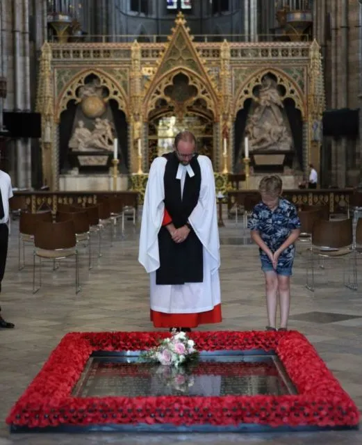 Ini 6 Detail Indah Royal Wedding Princess Beatrice yang Digelar Privat. Pakai Gaun Lungsuran~ 10