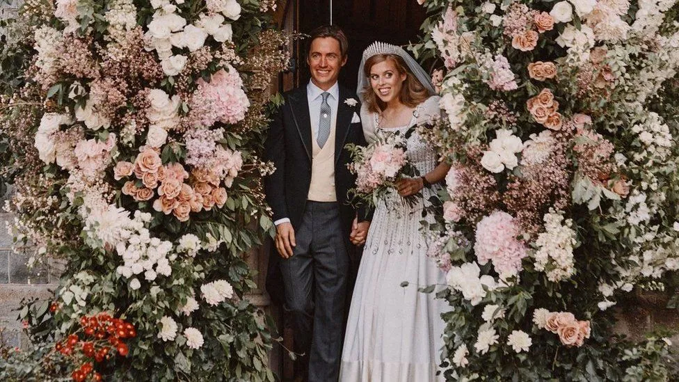 Ini 6 Detail Indah Royal Wedding Princess Beatrice yang Digelar Privat. Pakai Gaun Lungsuran~ 12