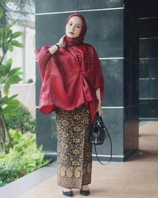 9 Kebaya Berbahan Organza dengan Desain Paling Unik. Dijamin Belum Banyak yang Punya! 10
