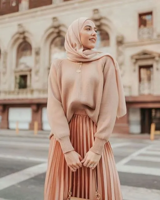 9 OOTD Hijab dan Celana Warna Cream yang Simple 9