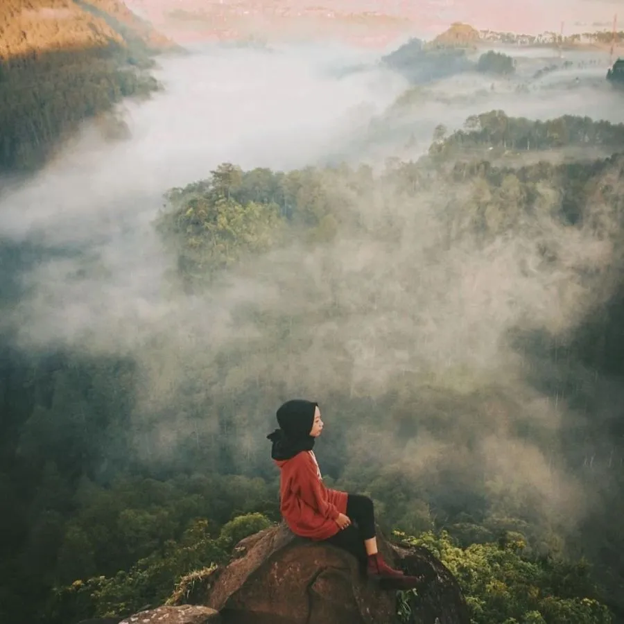 10 Destinasi Wisata yang Menawarkan Keindahan Negeri di Atas Awan. Jadwalin Liburan ke Sini ya! 20