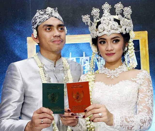 9 Artis yang Menikah dengan Teman Sendiri. Jodoh Bisa Sedekat itu 10