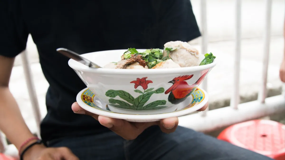 Menelusuri Asal Muasal Mangkuk Ayam Jago, Wadah Legendaris Kesayangan Abang-Abang Tukang Bakso 10