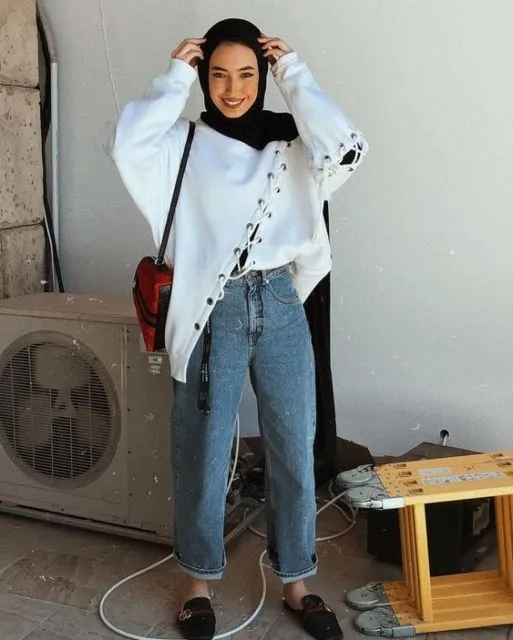 Lagi Hits! Ini 8 Cara Memadukan Warna-Warna Monokrom Buat Hijabers Berpenampilan Simpel 10