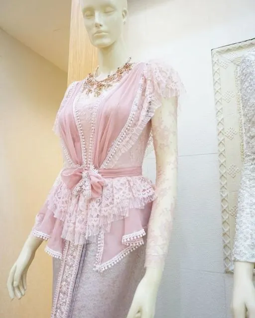 Bikin Efek Langsing, Ini 8 Kebaya Bersabuk yang Hits, Unik dan Paling Baru! 9