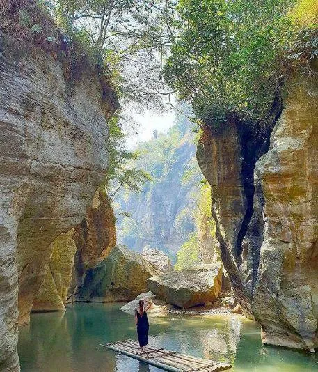 Sungai Cikahuripan, Surga Tersembunyi yang Cantik di Bandung Barat. Nggak Kalah sama Green Canyon! 5