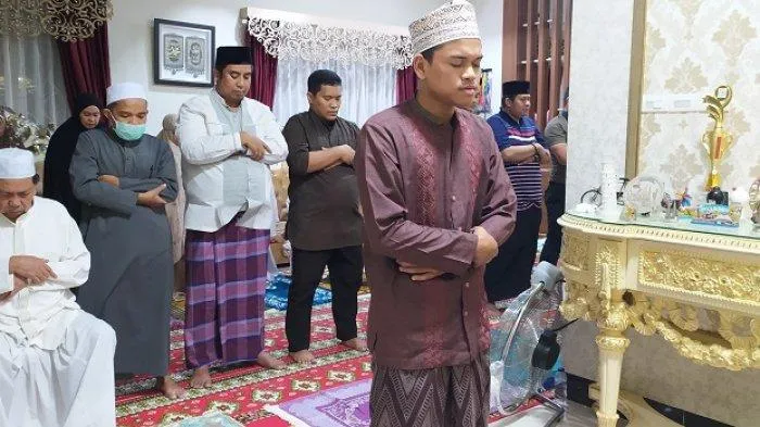 Cobaan ini Selalu Muncul Tiap Kali Disuruh Calon Mertua Jadi Imam Salat. Buat para Cowok, Sabar~ 6