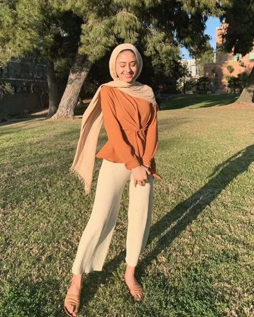 9 OOTD Hijab dan Celana Warna Cream yang Simple 16