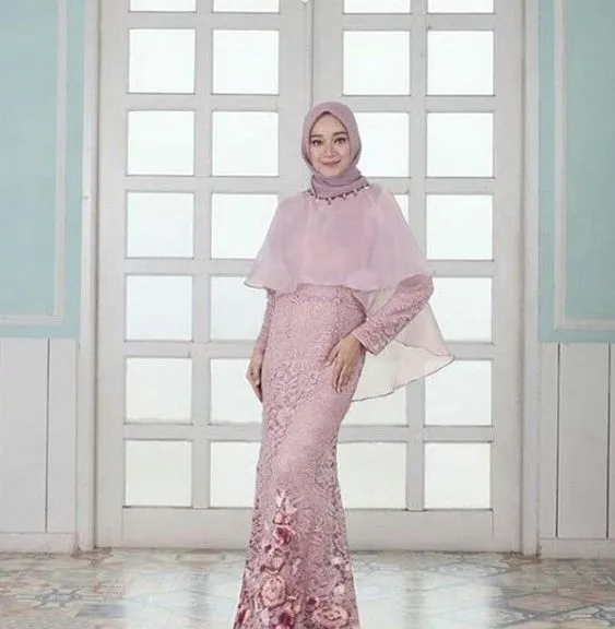 9 Kebaya Berbahan Organza dengan Desain Paling Unik. Dijamin Belum Banyak yang Punya! 15