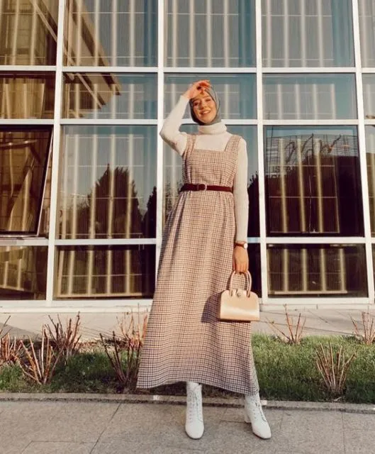 9 OOTD Hijab dan Celana Warna Cream yang Simple 10