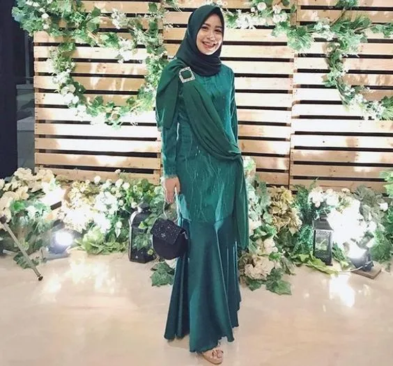 Kumpulan Model Kebaya Warna Hijau Buat Hijabers; Unik, Santun dan Nggak Terlalu Terang! 13