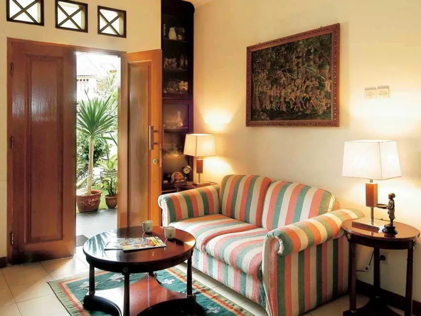 9 Trik Memilih Sofa Ruang Tamu untuk Rumah Sempit. Sofa Pastel Bentuk Memanjang Adalah Kunci 16