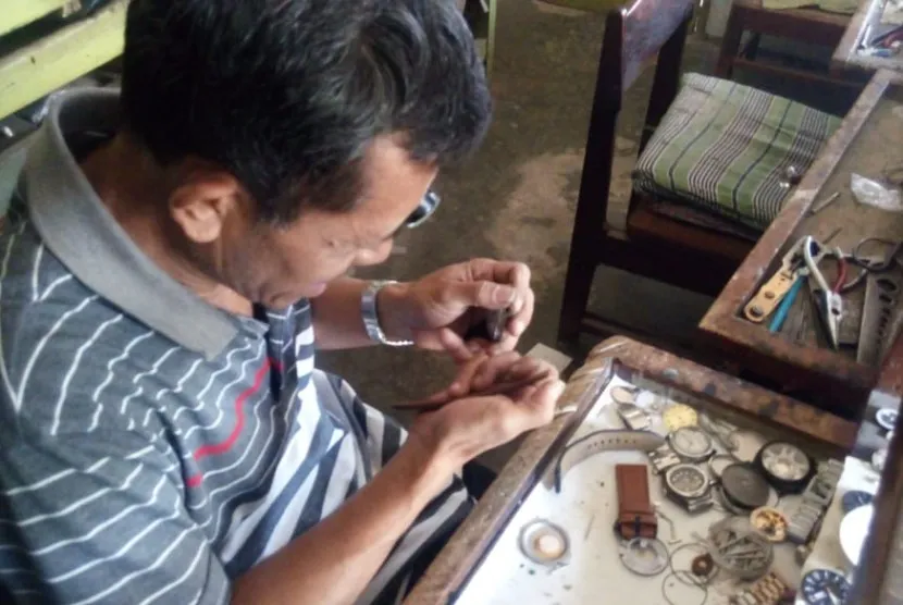 5 Alasan Orang Pakai Jam Tangan Mati. Pasti Ada Temanmu yang Punya Kebiasaan ini~ 8