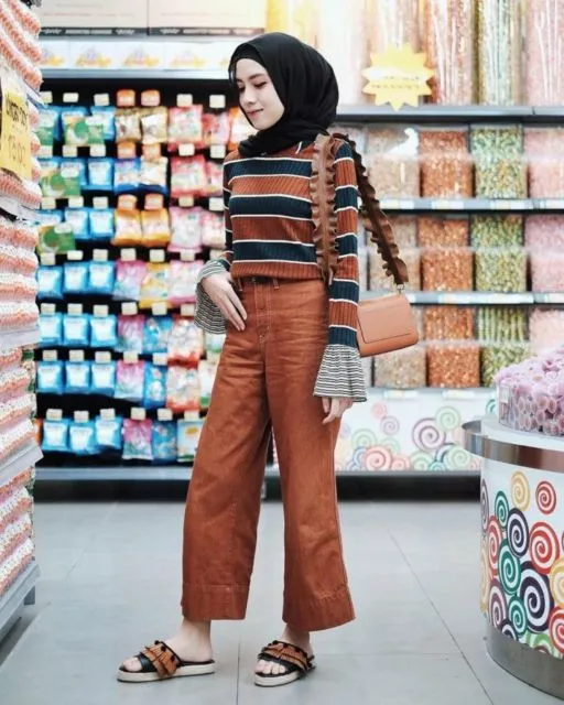 9 Cara Unik Tapi Simpel Memadukan Kaus Motif Garis Buat Hijabers. Manis Abis! 16