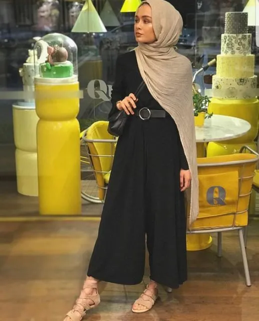 Parade Cantiknya Hijabers Pakai Setelan Warna Polos; Bisa Ditiru Buat Tampil Lebih Santun! 17