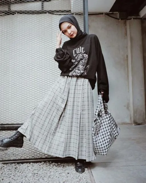 Lagi Hits! Ini 8 Cara Memadukan Warna-Warna Monokrom Buat Hijabers Berpenampilan Simpel 16