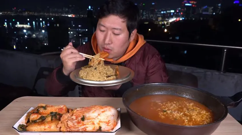 5 Kebiasaan Unik Makan Mi Instan di Berbagai Negara. Mereka Campur Mi Pakai Nasi juga Nggak sih? 8