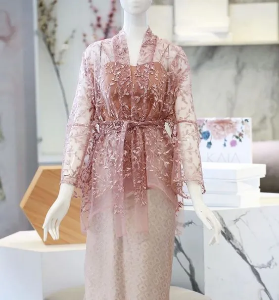 Bikin Efek Langsing, Ini 8 Kebaya Bersabuk yang Hits, Unik dan Paling Baru! 16