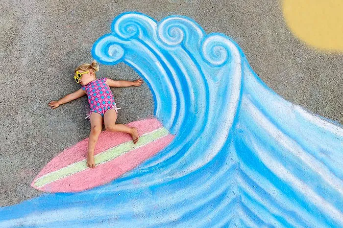 Unik, Seorang Ibu Kreasikan Foto Anaknya Menggunakan Kapur Tulis. Kreatif Banget! 11