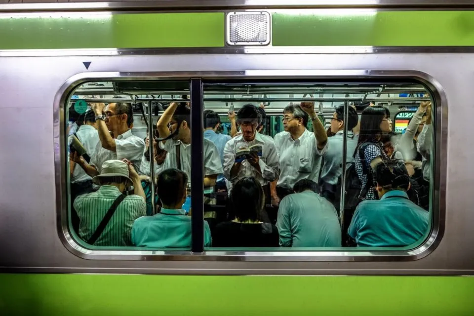 10 Kebiasaan Unik Orang Jepang yang Bikin Geleng-Geleng Kepala. Sewa Pacar Palsu tuh Lumrah Banget! 16