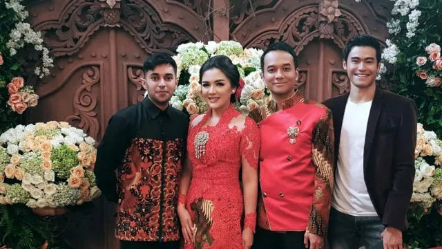Berulang Tahun, 10 Artis ini Justru Dilamar sang Kekasih. Kejutan Terindah dan Tak Terlupakan! 15