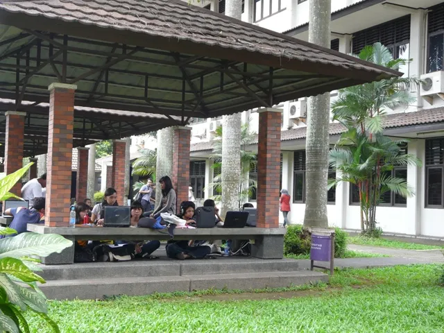 4 Pelajaran Hidup yang Bisa Dipetik dari Pejuang Wi-Fi Gratisan. Anak Kos Harusnya Paham sih 6