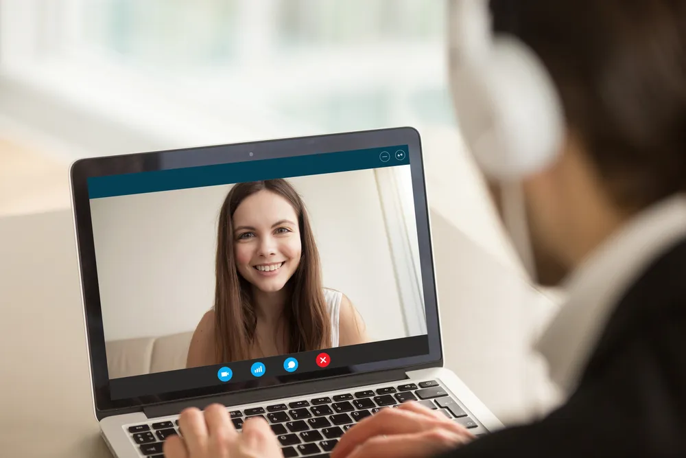 Jangan Asal, ini 6 Gestur yang Penting Dijaga Saat Kamu Harus Interview Kerja Lewat Video Call 10