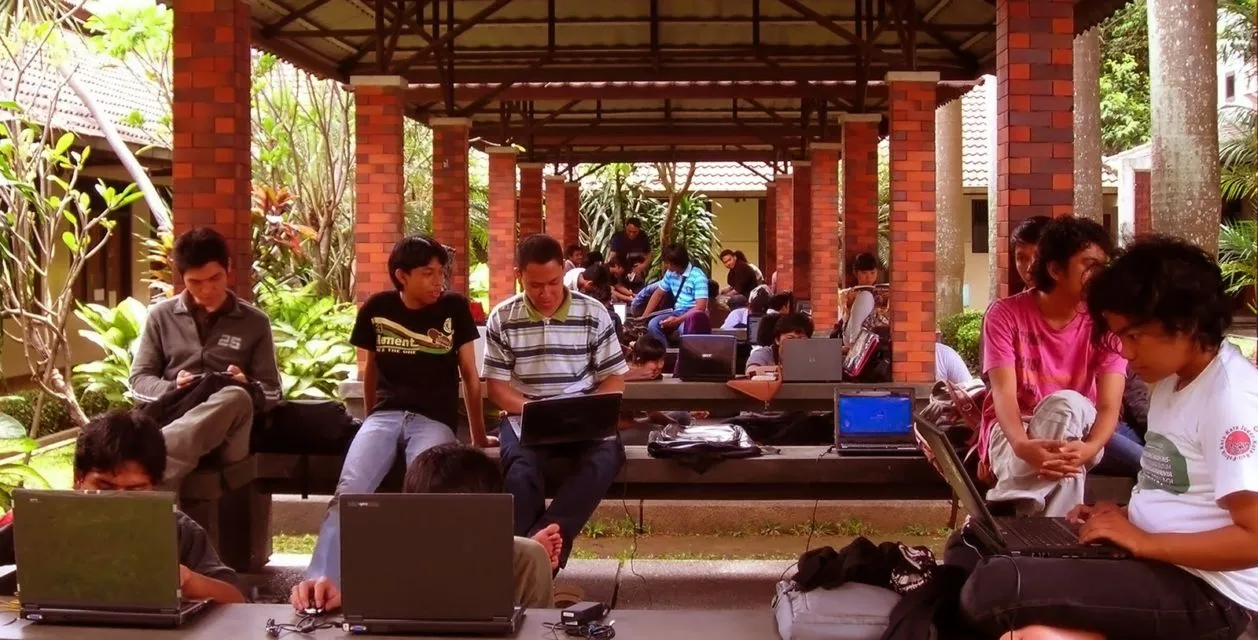 4 Pelajaran Hidup yang Bisa Dipetik dari Pejuang Wi-Fi Gratisan. Anak Kos Harusnya Paham sih 7