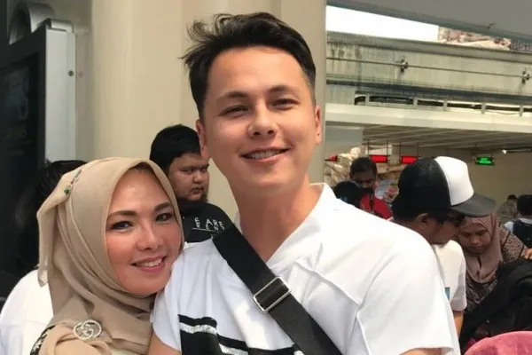 Banyak yang Belum Tahu, ini 9 Artis Papan Atas yang Orang Tuanya adalah Pengajar 10