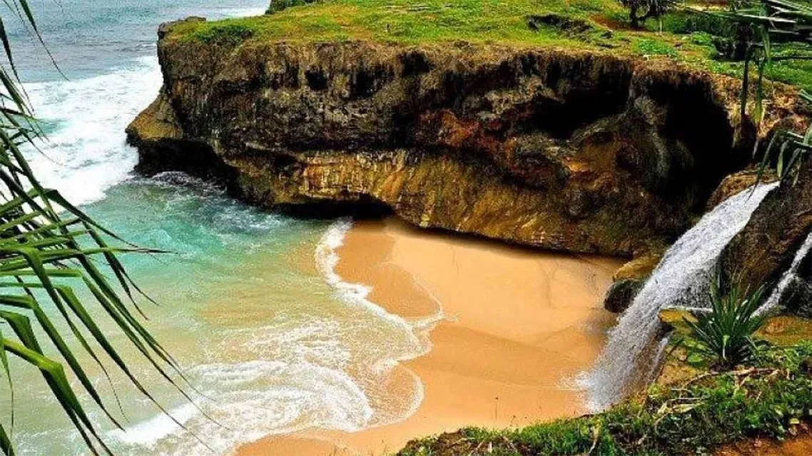 Pantai Bolu-Bolu, Surga Tersembunyi yang Begitu Cantik di Malang. Jadi Bikin Males Pulang! 5